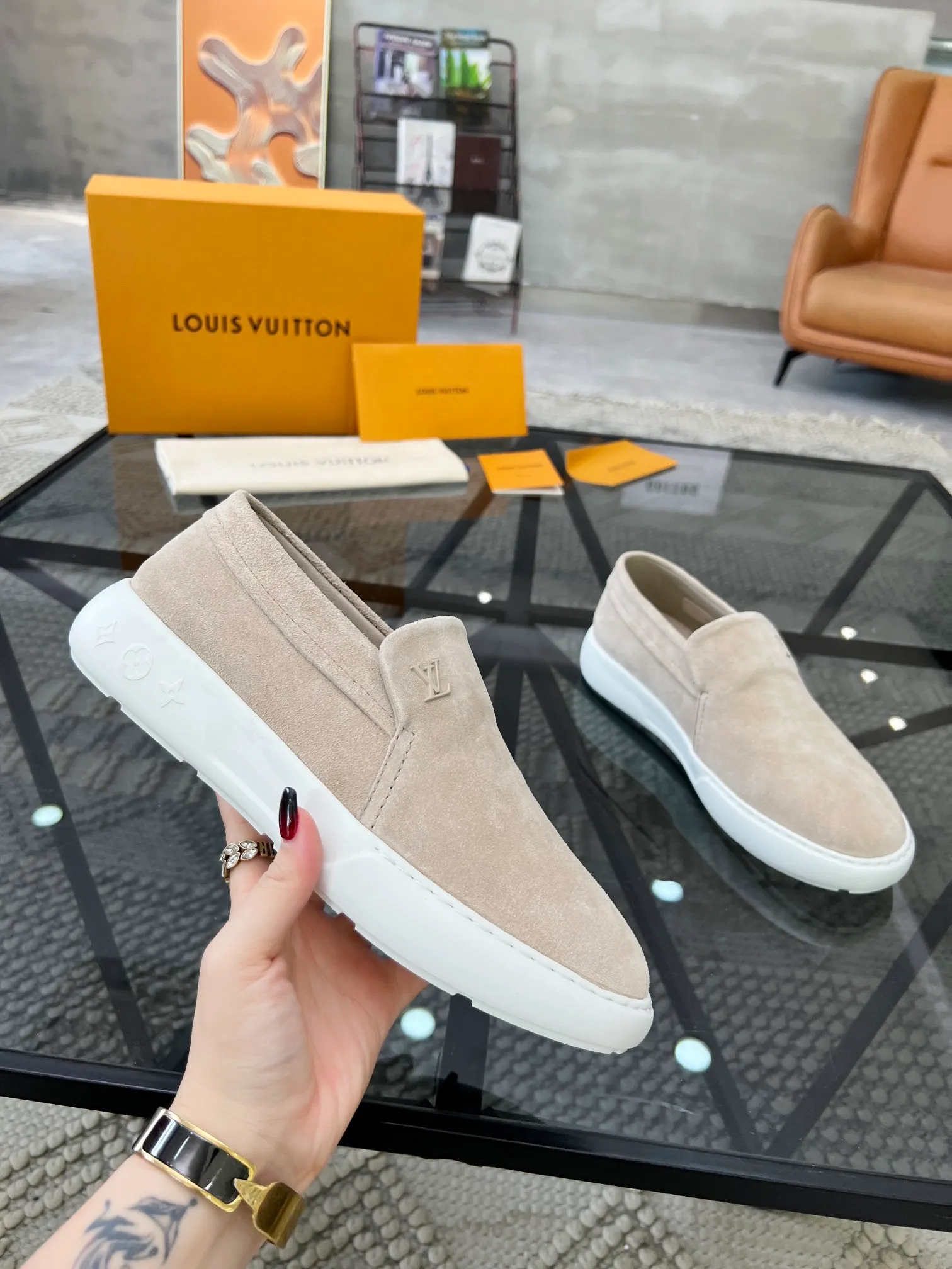 Factory price: 520💰 LV🔍Top purchasing agent🇮🇹 Road The most popular sneakers are available at the same time in the super popular sports shoe counters. The uppers are made of Italian original imported cowhide fabric. The classic and generous layout is a must-have for fashionistas. The complex craftsmanship is perfectly reproduced. The imported soft water-dyed cowhide lining is padded. The soles are: original soles specially provided by the factory. The exclusive foamed molded soles are super comfortable. The original factory follows the order. 🔍🔍High quality. You can go in and out of the counter at will. Welcome to compare. Size 39-45 (38 can be ordered)